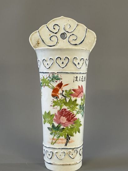 Egouttoir en porcelaine à décor polychrome...