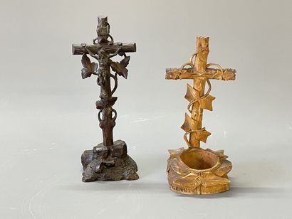 Deux crucifix en bois sculpté un patiné,...
