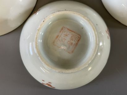 Ensemble de dix soucoupes en porcelaine de...