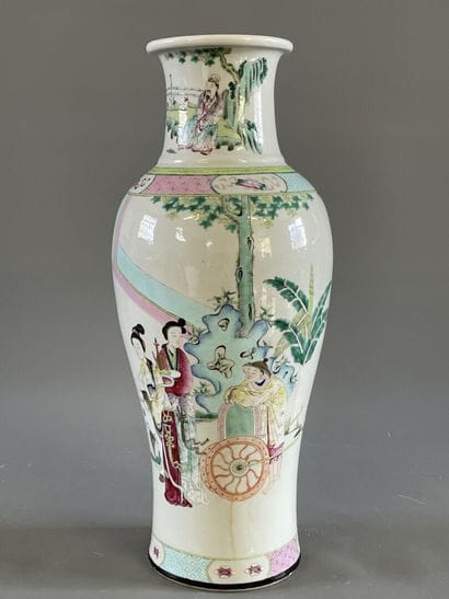 Vase balustre en porcelaine de Chine à décor...