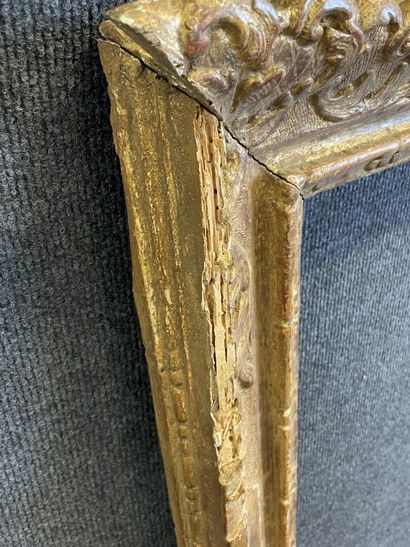 Paire de grands cadres en bois et stuc doré....