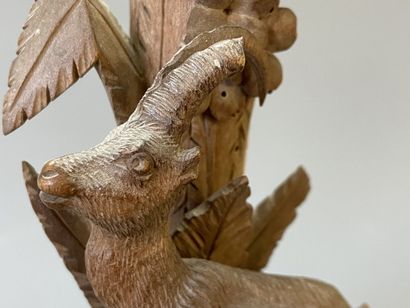 Paire de socles de vases cornet en bois sculpté...
