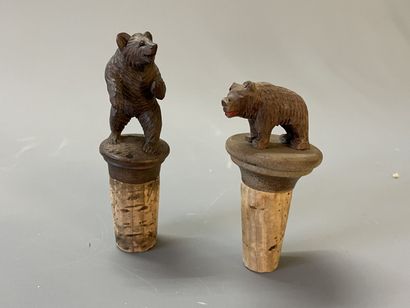 Deux bouchons en bois sculpté et liége à...