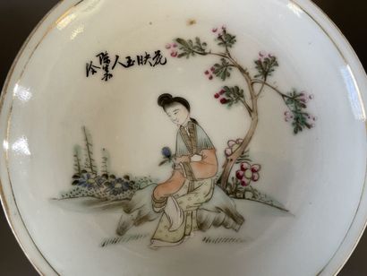 Ensemble de dix soucoupes en porcelaine de...