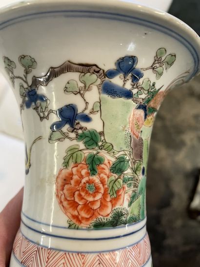 Petit vase à col evasé en porcelaine de Chine

H....