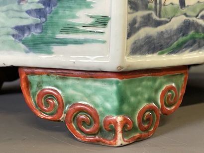 Jardinière en porcelaine de Chine à décor...