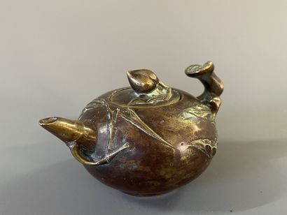 Petit théière asiatique en bronze patinée....