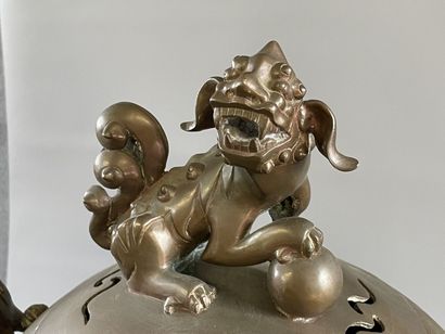 INDOCHINE vers 1900: Grand brule-parfum tripode...