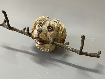 Porte-serviette figurant une tête de chien...