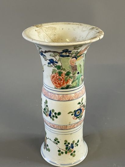 Petit vase à col evasé en porcelaine de Chine

H....