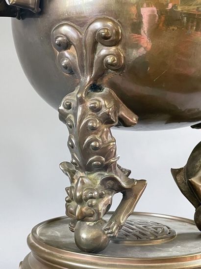 INDOCHINE vers 1900: Grand brule-parfum tripode...