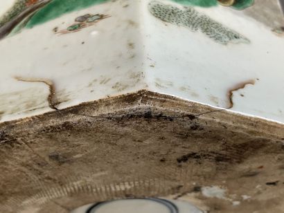 Vase à pans coupés en porcelaine de Chine...