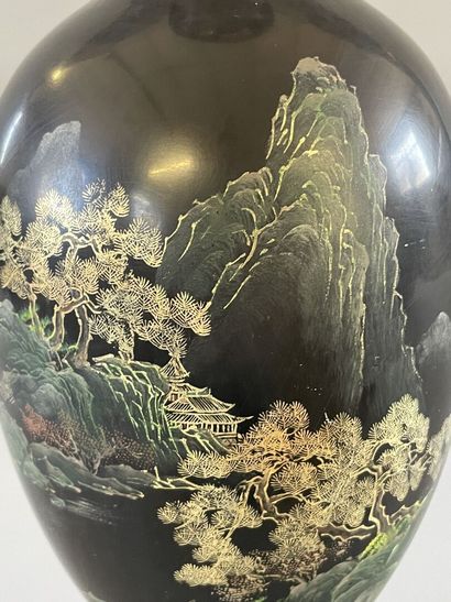 INDOCHINE XX° Vase ovoide en bois laqué d'un...