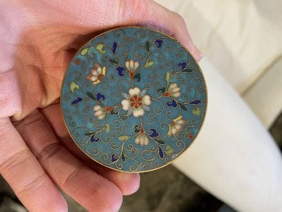 JAPON Boite cylindrique en émaux cloisonnés....