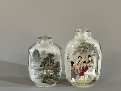 Deux tabatières en verre peint. 

H. :7 cm...