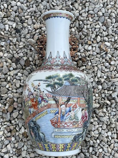 Vase balustre en porcelaine de Chine à décor...