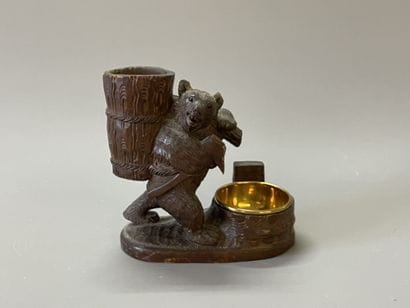 Ours marchant à la hotte, en bois sculpté,...