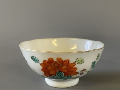 Soucoupe et deux bols en porcelaine de Chine,...
