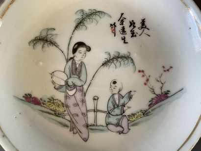 Ensemble de dix soucoupes en porcelaine de...