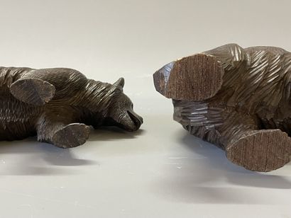 Deux sculptures en bois patiné d'ours.

Forêt...