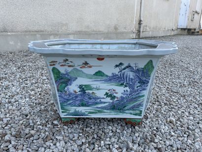 Jardinière en porcelaine de Chine à décor...