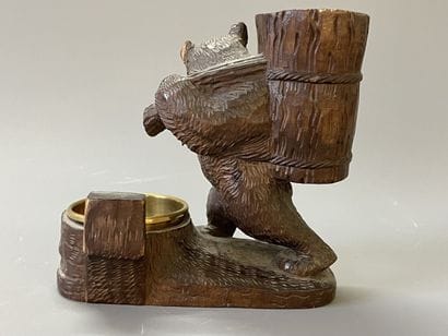 Ours marchant à la hotte, en bois sculpté,...