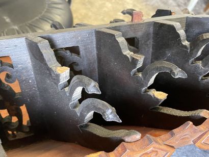 Autel en bois sculpté et patiné.

INDOCHINE...