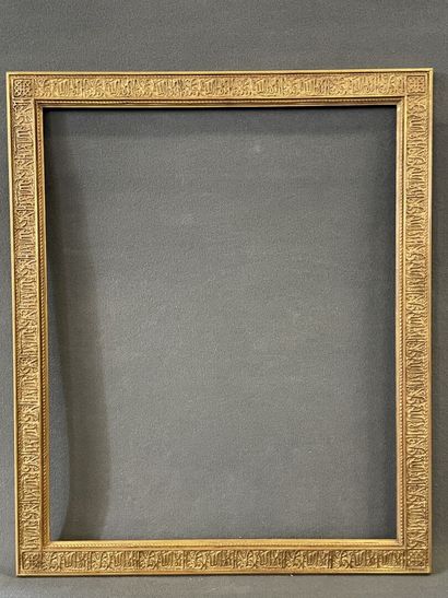 Cadre en bois et stuc doré à décor de calligraphie...