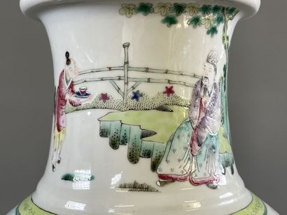 Vase balustre en porcelaine de Chine à décor...