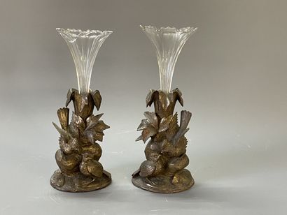 Paire de vases cornets en bois sculpté d'oiseaux...