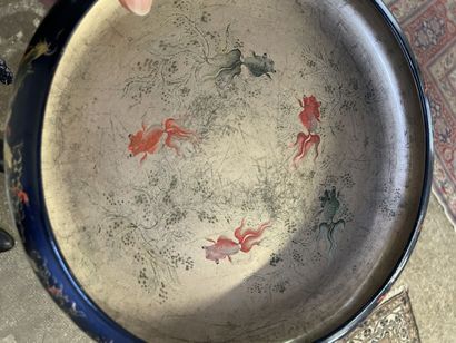 Coupe en laqué à décor de dragons et intérieur...