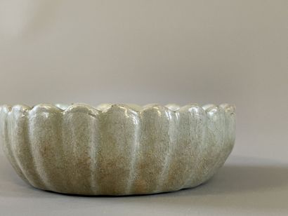 Coupe en grès émaillé. 

H. :3 cm. D. :9,5...