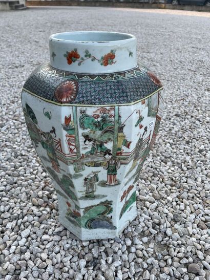 Vase à pans coupés en porcelaine de Chine...