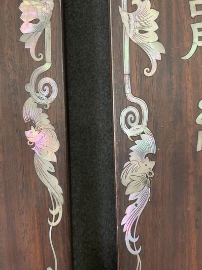 Paire de portes indochinoises décor à incrustation...