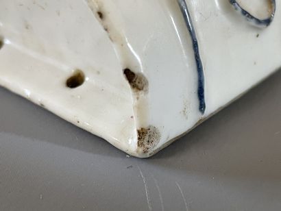 Egouttoir en porcelaine à décor polychrome...