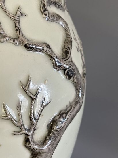 Vase balustre en porcelaine de Chine à décor...