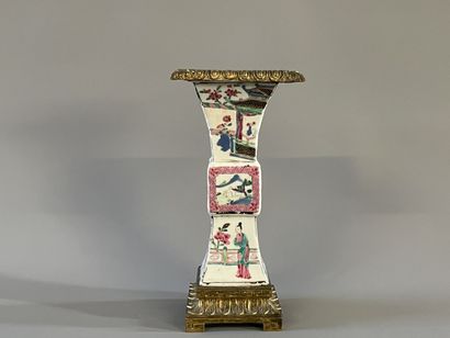 Vase en porcelaine à décor polychrome, monture...