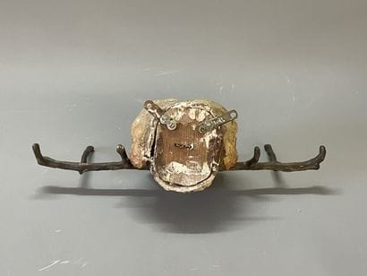 Porte-serviette figurant une tête de chien...
