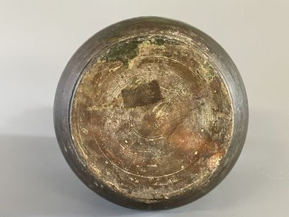 Vase en grès émaillé. 

H. :21 cm. 

Eclats...