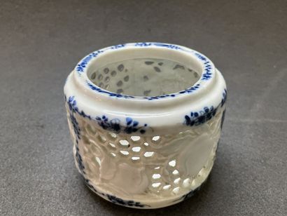 Coupe ovale et deux cache pots ajouré en...