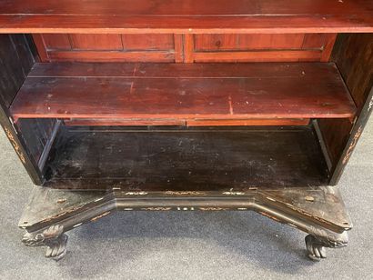 Autel en bois sculpté et patiné.

INDOCHINE...