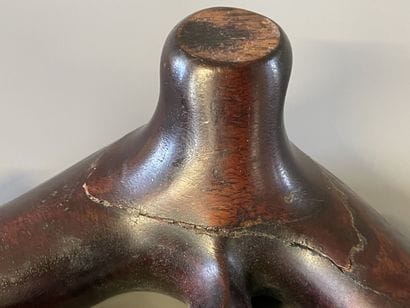 Socle en bois exotique sculpté pour brule...