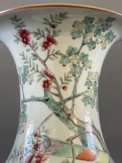 Vase balustre en porcelaine à décor scène...