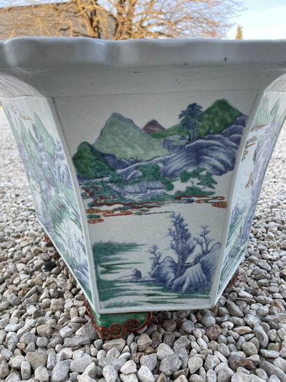 Jardinière en porcelaine de Chine à décor...