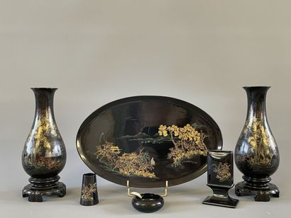 INDOCHINE XX° Paire de vases et service fumeur...