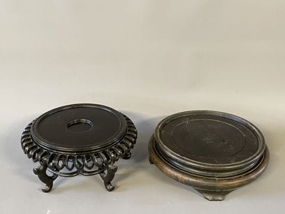 Deux socles en bois sculpté. 

H. :10 cm....