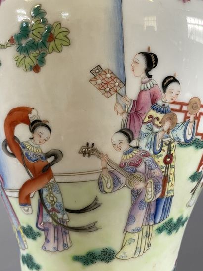 Vase en porcelaine de Chine à décor de scène...