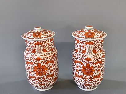Paire de pots couverts en porcelaine à décor...