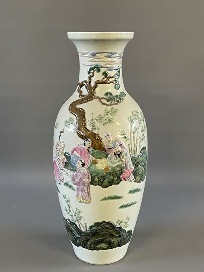 Vase balustre en porcelaine de Chine à décor...