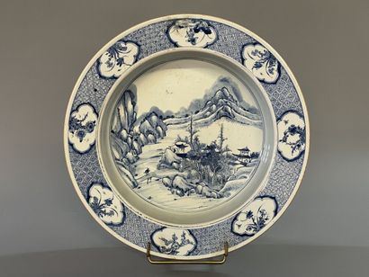Bassin en porcelaine de Chine à décor de...